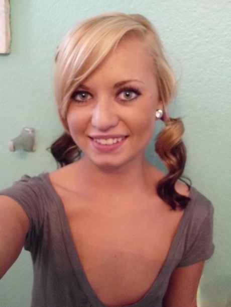Charming Codie Sweets takes a selfie of her amazing naked body