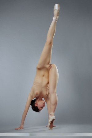 Solo girl Meli X show off her naked beauty and flexibility in ballerina shoes