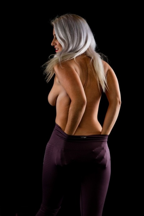 Athletic babe Lu Elissa stands naked after removing spandex workout clothes
