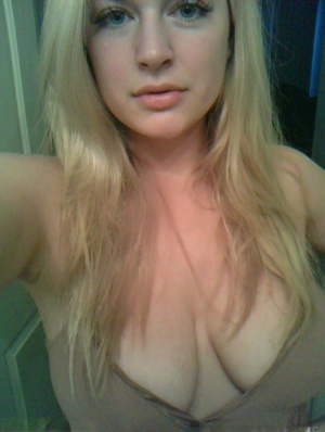 Blonde amateur Danielle Ftv dons numerous outfits for non nude selfies