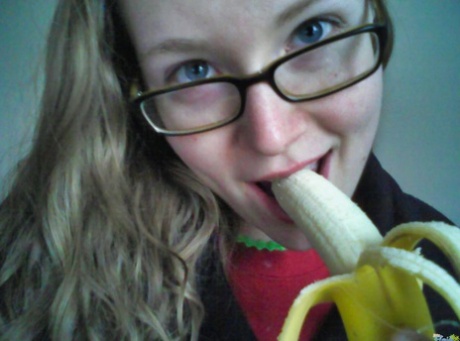 Teen amateur Sienna D gets totally naked while taking selfies