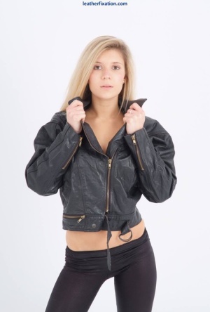 Blond chick unzips her leather jacket in a black bra and leggings