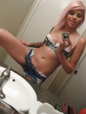 Pretty ex-girlfriend Hayden snapping off nude selfies in her bathroom