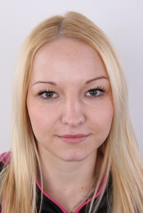 Blonde amateur Jana takes a seat after standing totally naked 43316625