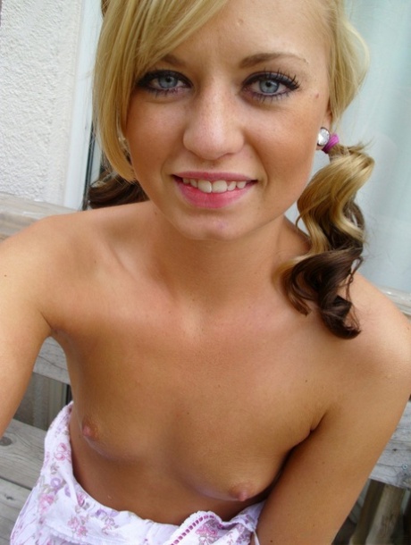 Small boobs and pretty face Porn Pic - EPORNER