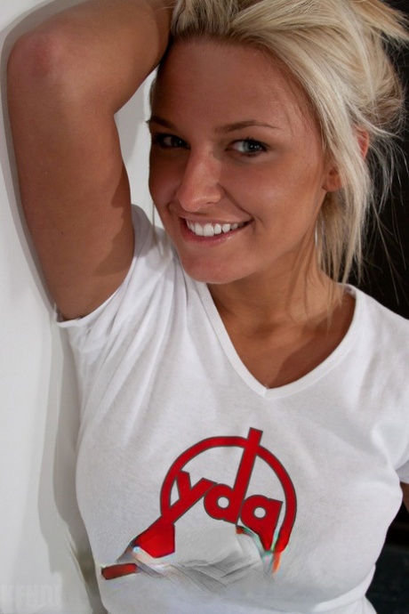 Amateur chick Kendra Rain is all tease while removing her T-shirt and shorts 43078796