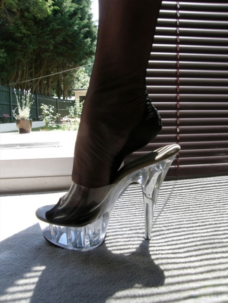 Mature woman Nylon Jane slips her nylon adorned feet into acrylic high heels 66077788