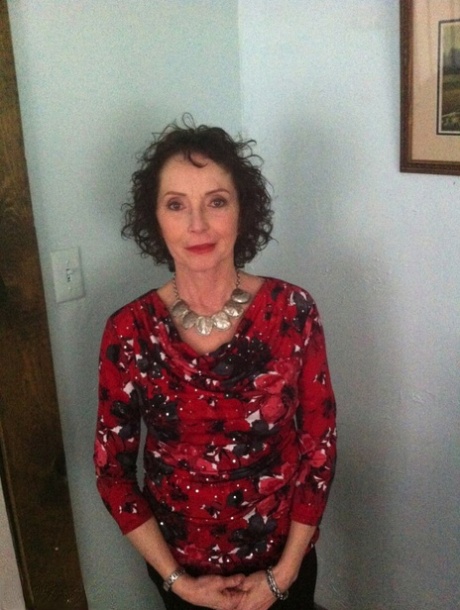 Curly haired mature woman likes sending her younger partner provocative photos 89642803