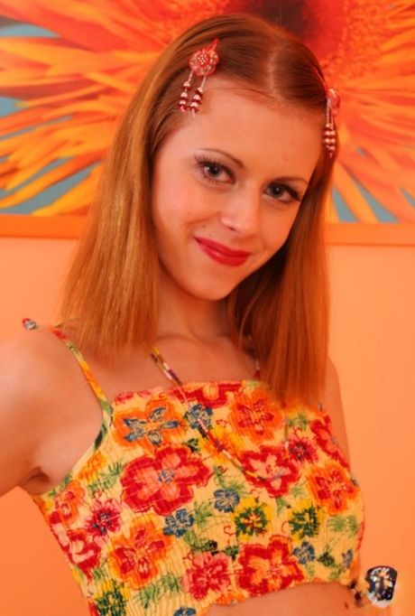 Skinny young girl Anabelle inserts a vase into her landing strip pussy 64653921
