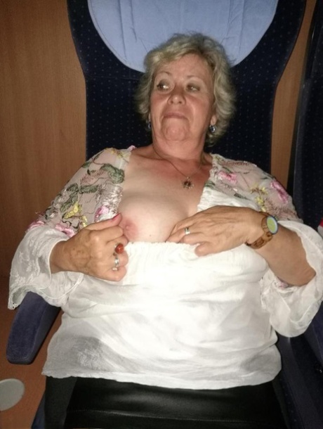 Far grandmother Caro flashes pubic hairs that escape her upskirt underwear 32718194