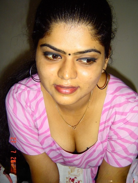 Indian Cute Girl Porn & Sex Pics - LamaLinks.com