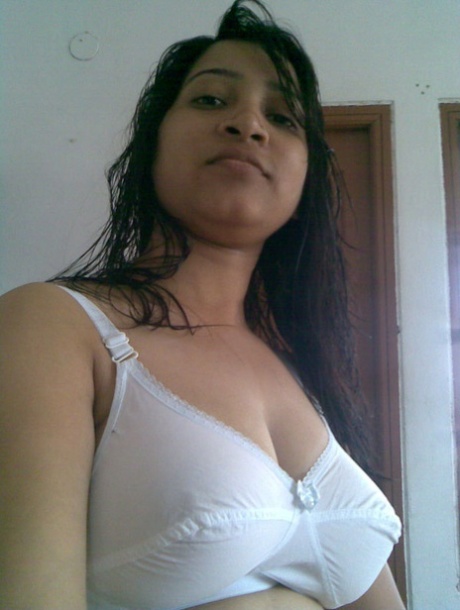 Indian Girls Chut Porn Pics & XXX Photos - LamaLinks.com