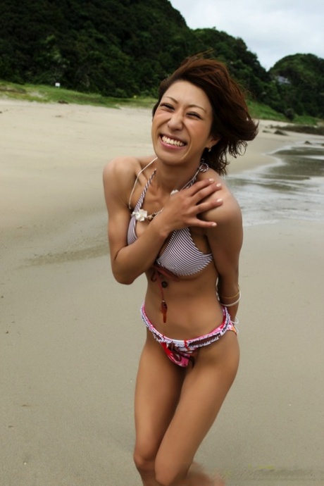 Japanese Bikini Porn Pics & XXX Photos - LamaLinks.com