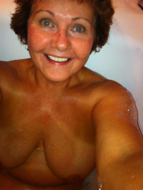 Older amateur Busty Bliss completely disrobes before taking a shower 93203232