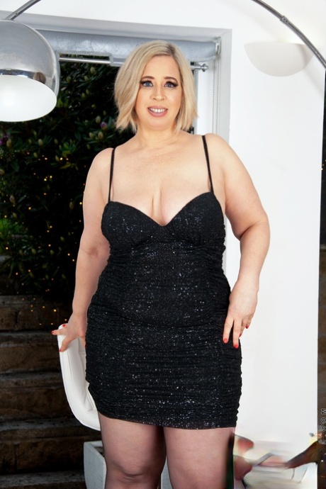 Platinum blonde BBW Shooting Star takes a glass dildo to her pink snatch 29573434