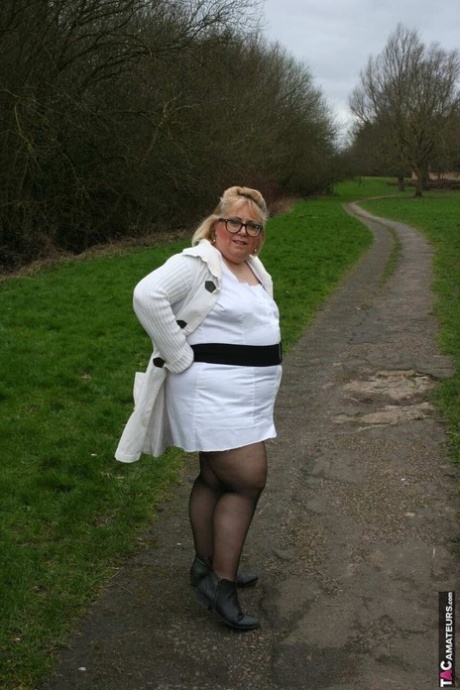 Obese UK blonde Lexie Cummings exposes her breasts on a countryside path 10947994