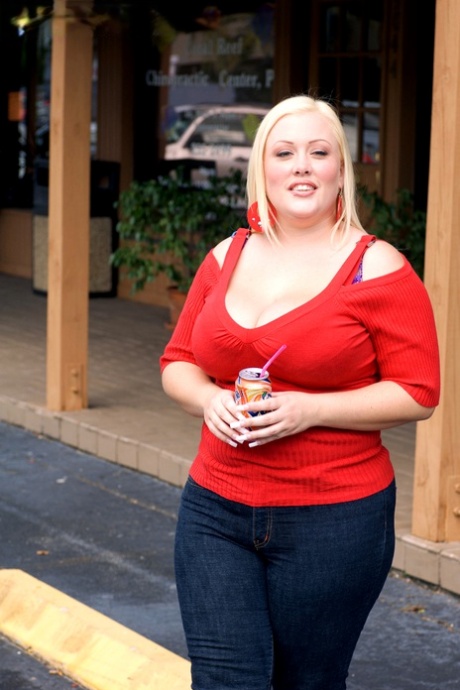 Fat blonde chick Bunny De La Cruz gets picked up off the street and fucked 25167118