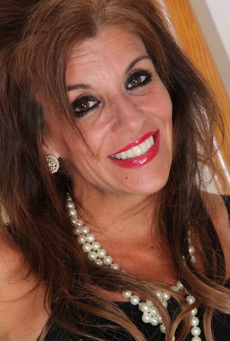 Older lady Nicole Newby take off her black dress on way to posing naked 59025411