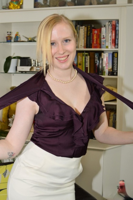 Pale strawberry blonde dons headphones while giving a blowjob 39652193