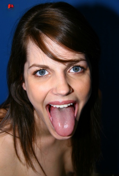 Hard slut Bobbi Starr gets her tongue covered in cum in gloryhole blowy 21267315