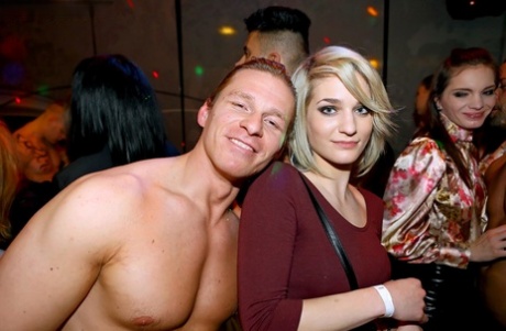 Bisexual amateurs partake in exchanges of oral sex with male strippers 84778360
