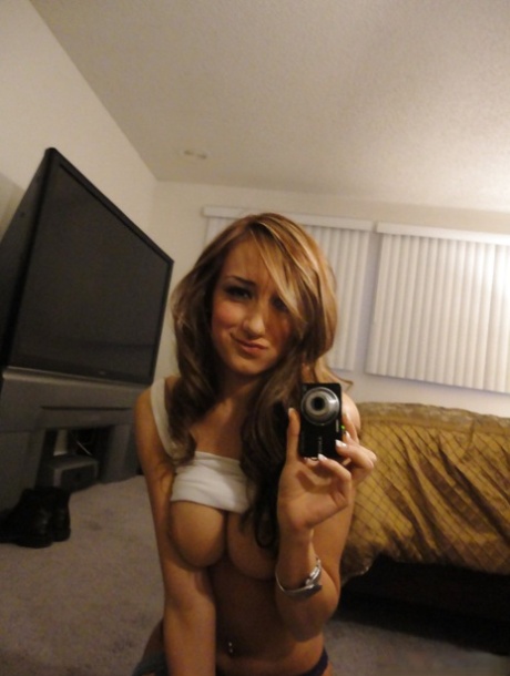 Petite babe Victoria Rae Black makes a few self shots showing off naked body 37397204