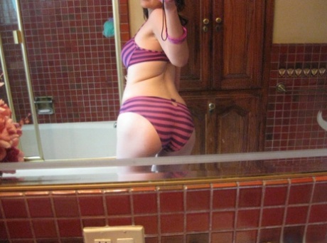Ex-girlfriend Judy Marie snaps off selfies while getting naked in bathroom 52820622